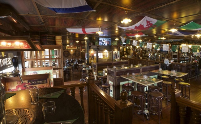 DECORACION-PUB-IRLANDES-DECORETORO-650x400