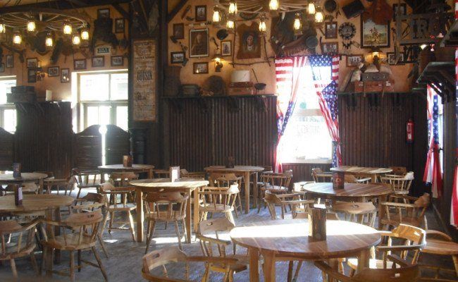 DECORETRO-decoración-tematica-parque-de-ocio-tematico-Port-Aventura-en-Salou-Barcelona-España-Bar-Western-Far-West-foto-1-650x400