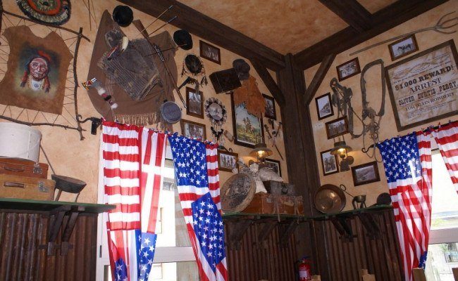 DECORETRO-decoración-tematica-parque-de-ocio-tematico-Port-Aventura-en-Salou-Barcelona-España-Bar-Western-Far-West-foto-11-650x400