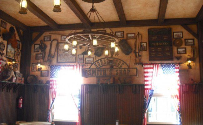 DECORETRO-decoración-tematica-parque-de-ocio-tematico-Port-Aventura-en-Salou-Barcelona-España-Bar-Western-Far-West-foto-13-650x400