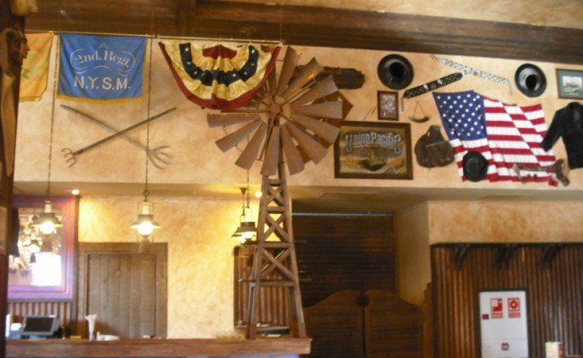 DECORETRO-decoración-tematica-parque-de-ocio-tematico-Port-Aventura-en-Salou-Barcelona-España-Bar-Western-Far-West-foto-14-650x400