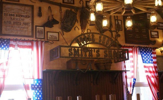 DECORETRO-decoración-tematica-parque-de-ocio-tematico-Port-Aventura-en-Salou-Barcelona-España-Bar-Western-Far-West-foto-15-650x400