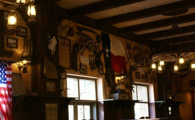 DECORETRO-decoración-tematica-parque-de-ocio-tematico-Port-Aventura-en-Salou-Barcelona-España-Bar-Western-Far-West-foto-16-650x400