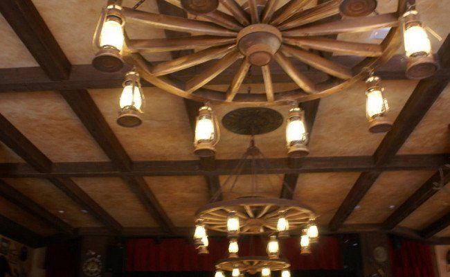 DECORETRO-decoración-tematica-parque-de-ocio-tematico-Port-Aventura-en-Salou-Barcelona-España-Bar-Western-Far-West-foto-19-650x400