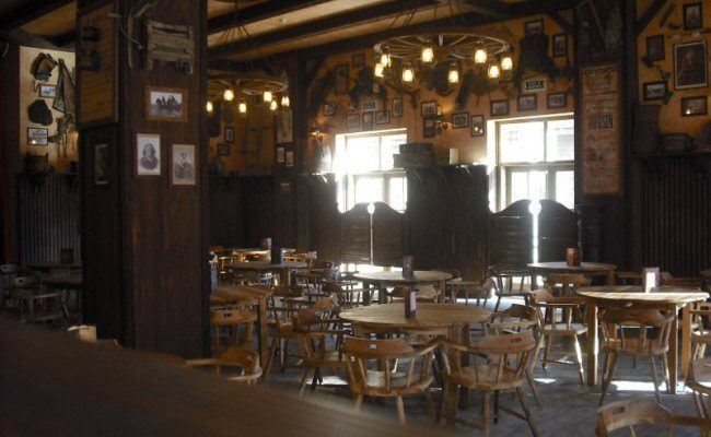 DECORETRO-decoración-tematica-parque-de-ocio-tematico-Port-Aventura-en-Salou-Barcelona-España-Bar-Western-Far-West-foto-2-650x400