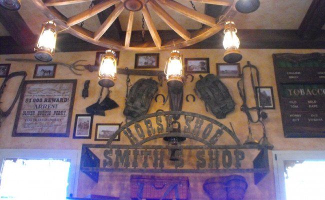 DECORETRO-decoración-tematica-parque-de-ocio-tematico-Port-Aventura-en-Salou-Barcelona-España-Bar-Western-Far-West-foto-20-650x400