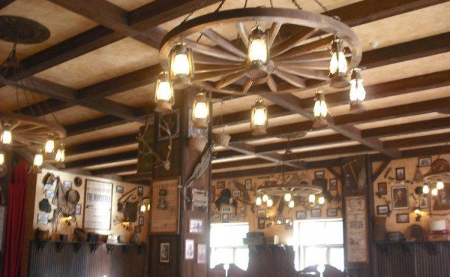 DECORETRO-decoración-tematica-parque-de-ocio-tematico-Port-Aventura-en-Salou-Barcelona-España-Bar-Western-Far-West-foto-3-650x400