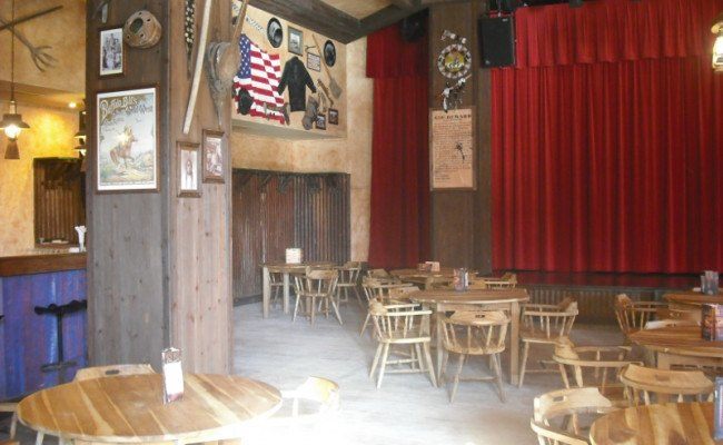 DECORETRO-decoración-tematica-parque-de-ocio-tematico-Port-Aventura-en-Salou-Barcelona-España-Bar-Western-Far-West-foto-6-650x400