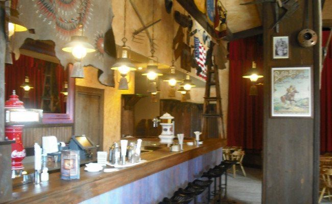 DECORETRO-decoración-tematica-parque-de-ocio-tematico-Port-Aventura-en-Salou-Barcelona-España-Bar-Western-Far-West-foto-7-650x400