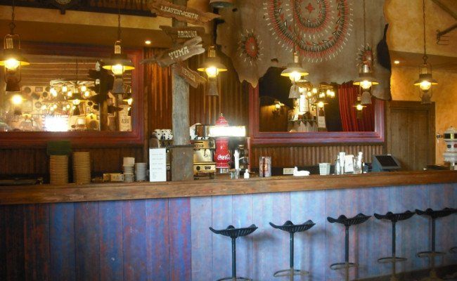 DECORETRO-decoración-tematica-parque-de-ocio-tematico-Port-Aventura-en-Salou-Barcelona-España-Bar-Western-Far-West-foto-8-650x400