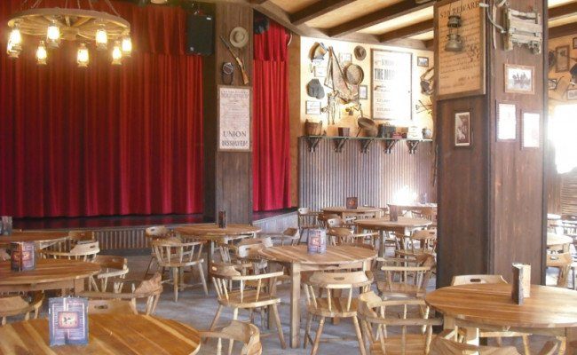 DECORETRO-decoración-tematica-parque-de-ocio-tematico-Port-Aventura-en-Salou-Barcelona-España-Bar-Western-Far-West-foto-9-650x400