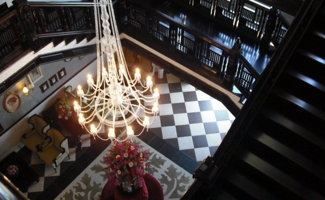 DECORETRO-decoración-tematica-parque-de-ocio-tematico-Port-Aventura-en-Salou-Barcelona-España-Escalera-foto-1-650x400