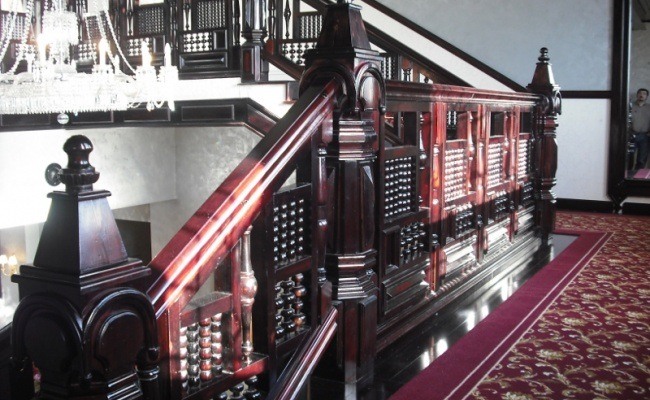 DECORETRO-decoración-tematica-parque-de-ocio-tematico-Port-Aventura-en-Salou-Barcelona-España-Escalera-foto-10-650x400