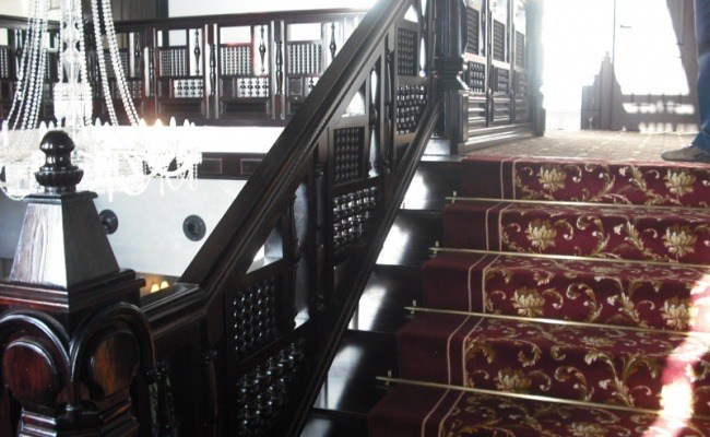 DECORETRO-decoración-tematica-parque-de-ocio-tematico-Port-Aventura-en-Salou-Barcelona-España-Escalera-foto-11-650x400