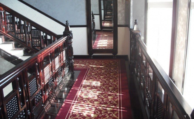 DECORETRO-decoración-tematica-parque-de-ocio-tematico-Port-Aventura-en-Salou-Barcelona-España-Escalera-foto-12-650x400