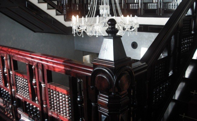 DECORETRO-decoración-tematica-parque-de-ocio-tematico-Port-Aventura-en-Salou-Barcelona-España-Escalera-foto-14-650x400