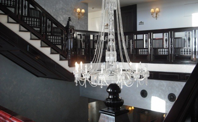 DECORETRO-decoración-tematica-parque-de-ocio-tematico-Port-Aventura-en-Salou-Barcelona-España-Escalera-foto-15-650x400