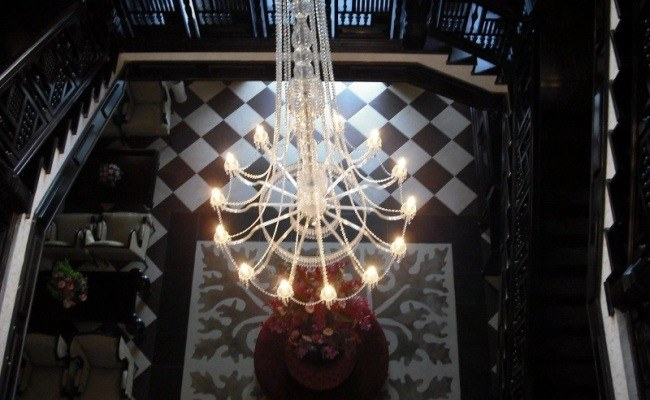 DECORETRO-decoración-tematica-parque-de-ocio-tematico-Port-Aventura-en-Salou-Barcelona-España-Escalera-foto-2-650x400