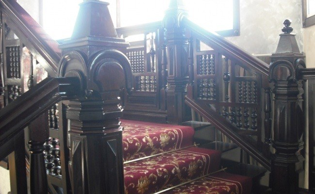 DECORETRO-decoración-tematica-parque-de-ocio-tematico-Port-Aventura-en-Salou-Barcelona-España-Escalera-foto-8-650x400