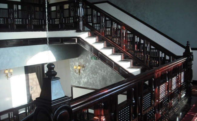 DECORETRO-decoración-tematica-parque-de-ocio-tematico-Port-Aventura-en-Salou-Barcelona-España-Escalera-foto-9-650x400